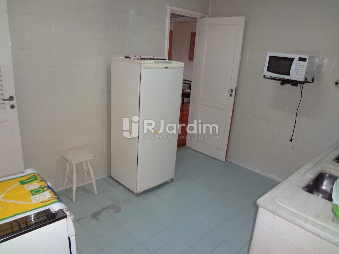 Conheça cozinha do imóvel - Imóveis Compra Venda Avaliação Apartamento Copacabana 4 Quartos - LAAP40085 - 24 cozinha - Imóveis Compra Venda Avaliação Apartamento Copacabana 4 Quartos - LAAP40085 - 24