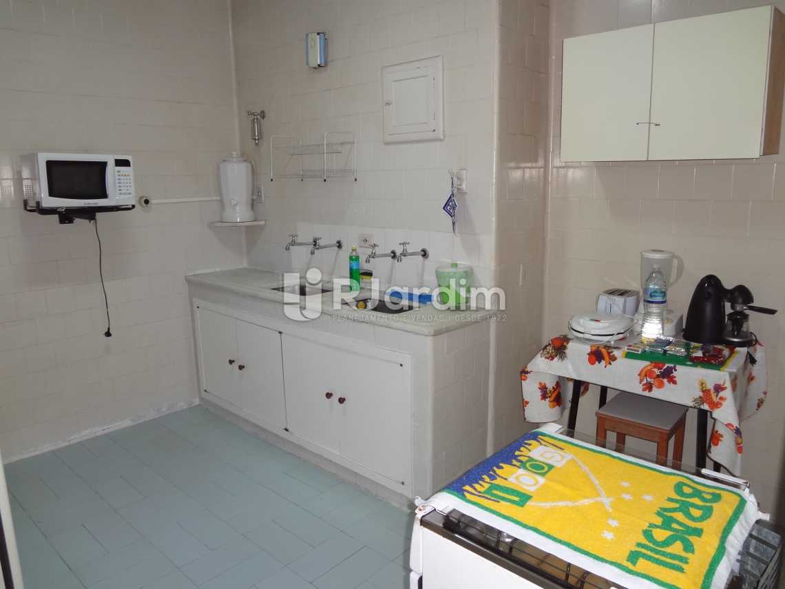Conheça cozinha do imóvel - Imóveis Compra Venda Avaliação Apartamento Copacabana 4 Quartos - LAAP40085 - 25 cozinha - Imóveis Compra Venda Avaliação Apartamento Copacabana 4 Quartos - LAAP40085 - 25