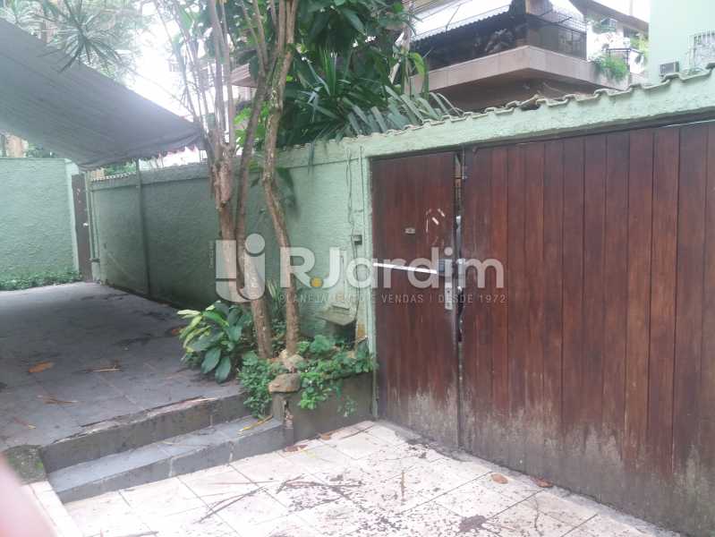 Conheça Entrada do imóvel - Casa À Venda - Jardim Botânico - Rio de Janeiro - RJ - LACA50003 - 1 Entrada - Casa À Venda - Jardim Botânico - Rio de Janeiro - RJ - LACA50003 - 1