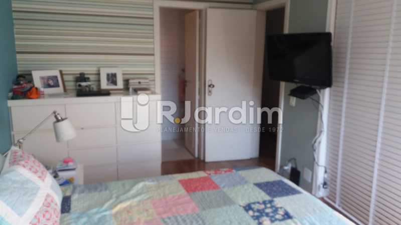 Conheça Suite e closet da suíte do imóvel - Cobertura À VENDA, Fonte da Saudade, Lagoa, Rio de Janeiro, RJ - LACO30034 - 14 Suite e closet da suíte - Cobertura À VENDA, Fonte da Saudade, Lagoa, Rio de Janeiro, RJ - LACO30034 - 14