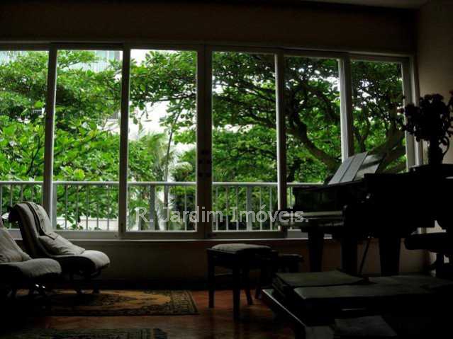 Conheça Living e visão da janela do imóvel - Quadra da praia. - LAAP31724 - 1 Living e visão da janela - Quadra da praia. - LAAP31724 - 1