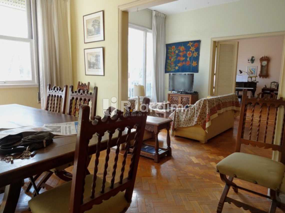 Conheça Sala de jantar e os 2 livings do imóvel - Quadra da praia. - LAAP31724 - 7 Sala de jantar e os 2 livings - Quadra da praia. - LAAP31724 - 7