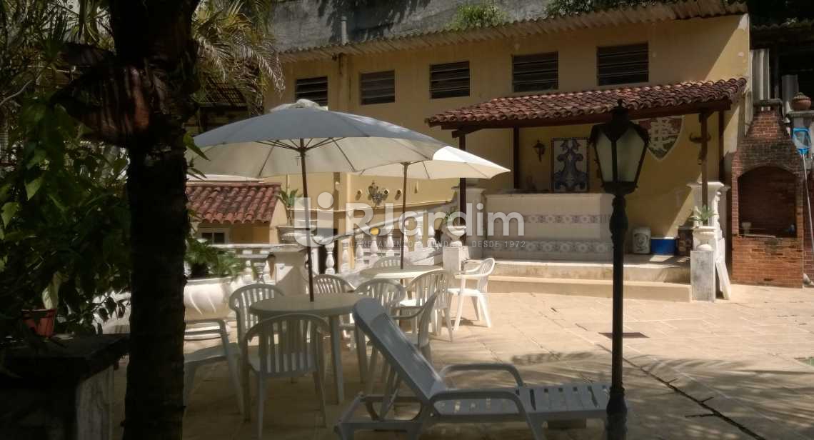 Conheça ÁREA EXTERNA PISCINA do imóvel - Casa À VENDA, Cosme Velho, Rio de Janeiro, RJ - LACA90001 - 26 ÁREA EXTERNA PISCINA - Casa À VENDA, Cosme Velho, Rio de Janeiro, RJ - LACA90001 - 26