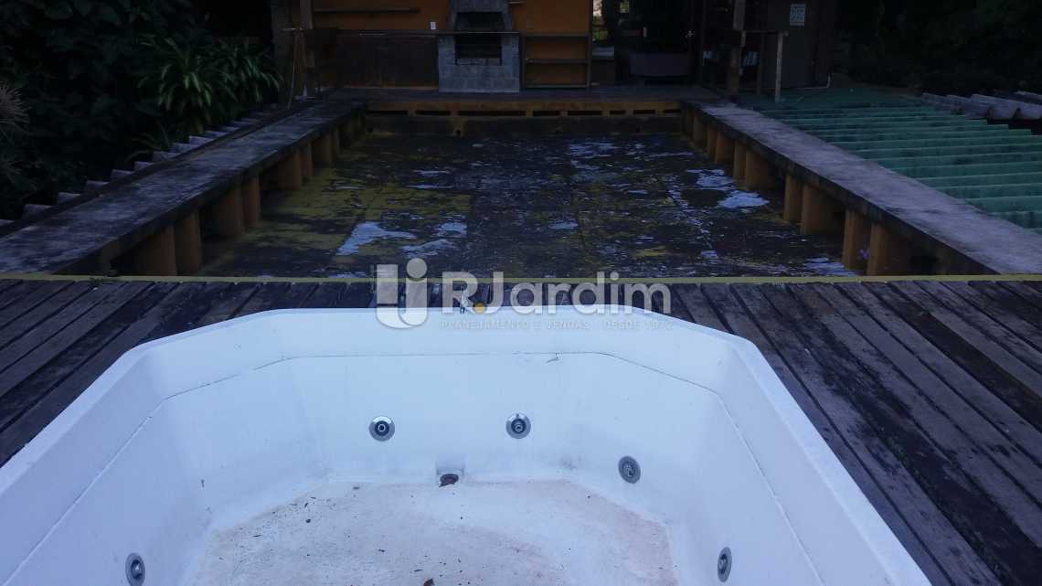 Conheça Deck churrasqueira e hidro do imóvel - Casa Jardim Botânico - LACA50004 - 18 Deck churrasqueira e hidro - Casa Jardim Botânico - LACA50004 - 18