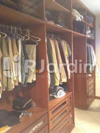 Conheça Closet do imóvel - Casa Cosme Velho, Zona Sul,Rio de Janeiro, RJ À Venda, 9 Quartos, 633m² - LACA90003 - 20 Closet - Casa Cosme Velho, Zona Sul,Rio de Janeiro, RJ À Venda, 9 Quartos, 633m² - LACA90003 - 20
