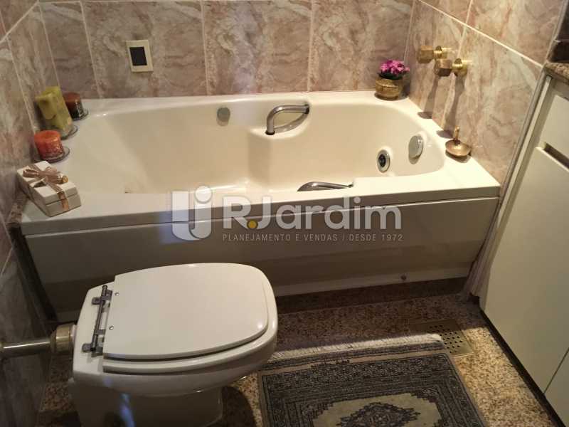 Conheça Banheiro social 1 do imóvel - Apartamento À Venda - Copacabana - Rio de Janeiro - RJ - LAAP30389 - 14 Banheiro social 1 - Apartamento À Venda - Copacabana - Rio de Janeiro - RJ - LAAP30389 - 14