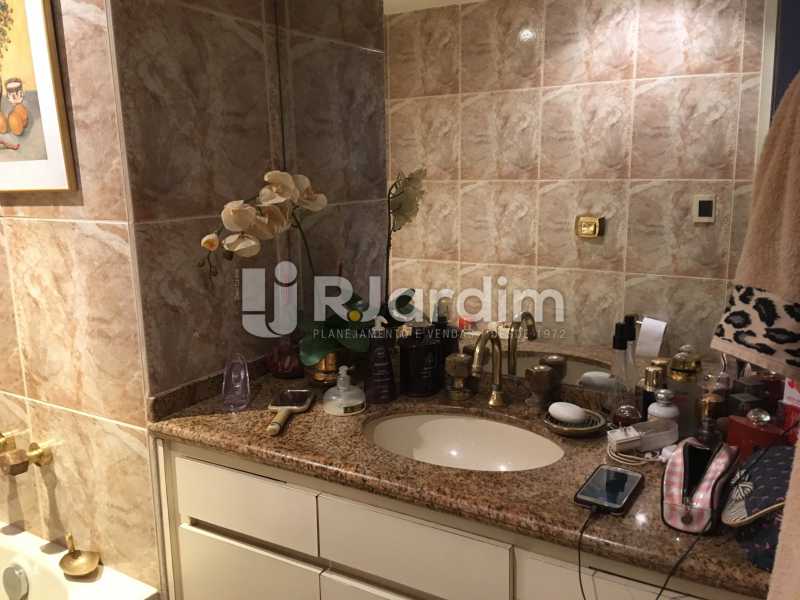 Conheça Banheiro social 1 do imóvel - Apartamento À Venda - Copacabana - Rio de Janeiro - RJ - LAAP30389 - 13 Banheiro social 1 - Apartamento À Venda - Copacabana - Rio de Janeiro - RJ - LAAP30389 - 13