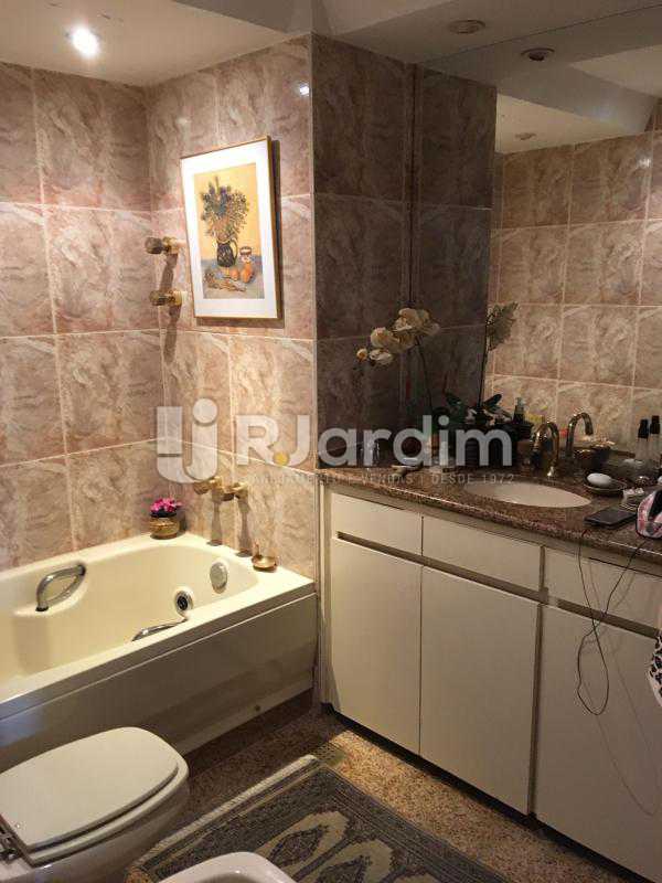 Conheça Banheiro social 1 do imóvel - Apartamento À Venda - Copacabana - Rio de Janeiro - RJ - LAAP30389 - 15 Banheiro social 1 - Apartamento À Venda - Copacabana - Rio de Janeiro - RJ - LAAP30389 - 15