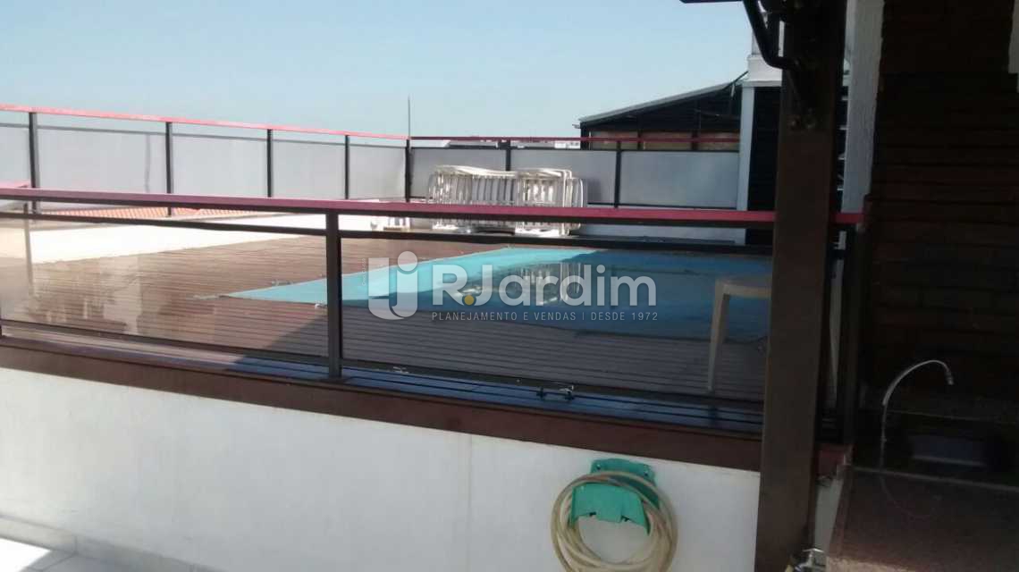 Conheça deck piscina do imóvel - Cobertura À VENDA, Barra da Tijuca, Rio de Janeiro, RJ - LACO40050 - 30 deck piscina - Cobertura À VENDA, Barra da Tijuca, Rio de Janeiro, RJ - LACO40050 - 30