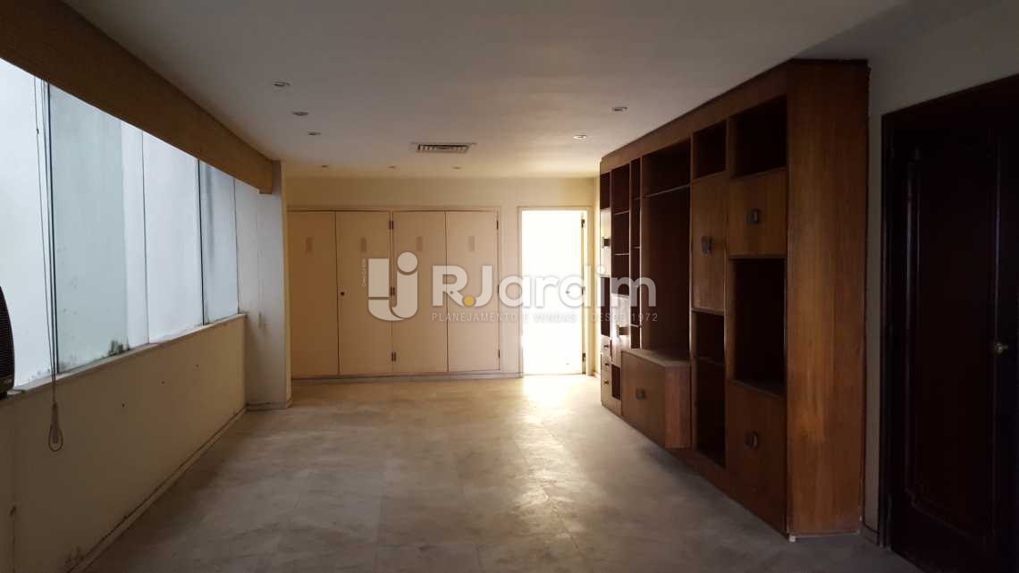 Conheça SALA ÍNTIMA do imóvel - Apartamento Padrão Residencial Copacabana Zona Sul Rio de Janeiro RJ - LAAP60005 - 5 SALA ÍNTIMA - Apartamento Padrão Residencial Copacabana Zona Sul Rio de Janeiro RJ - LAAP60005 - 5