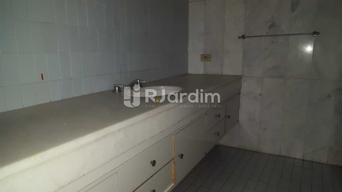 Conheça BANHEIRO 1ª SUÍTE do imóvel - Apartamento Padrão Residencial Copacabana Zona Sul Rio de Janeiro RJ - LAAP60005 - 7 BANHEIRO 1ª SUÍTE - Apartamento Padrão Residencial Copacabana Zona Sul Rio de Janeiro RJ - LAAP60005 - 7