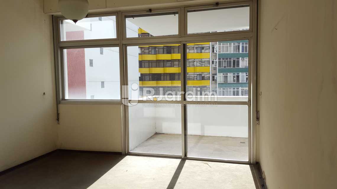 Conheça 1º QUARTO COM VARANDA do imóvel - Apartamento Padrão Residencial Copacabana Zona Sul Rio de Janeiro RJ - LAAP60005 - 13 1º QUARTO COM VARANDA - Apartamento Padrão Residencial Copacabana Zona Sul Rio de Janeiro RJ - LAAP60005 - 13