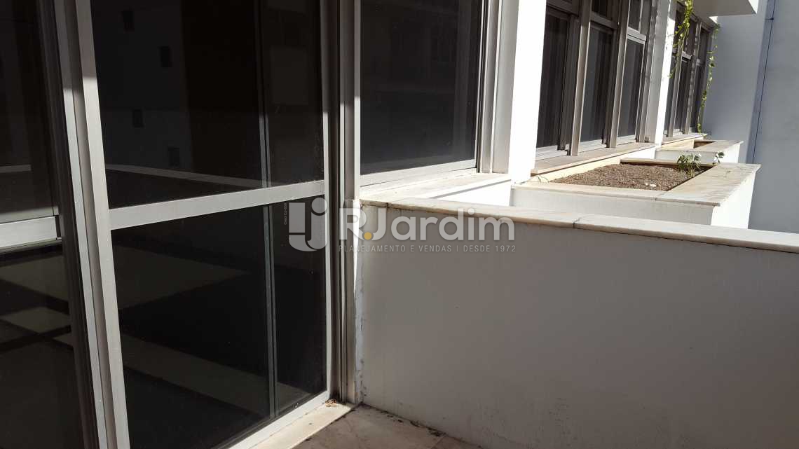 Conheça VARANDA DO 1º QUARTO do imóvel - Apartamento Padrão Residencial Copacabana Zona Sul Rio de Janeiro RJ - LAAP60005 - 15 VARANDA DO 1º QUARTO - Apartamento Padrão Residencial Copacabana Zona Sul Rio de Janeiro RJ - LAAP60005 - 15