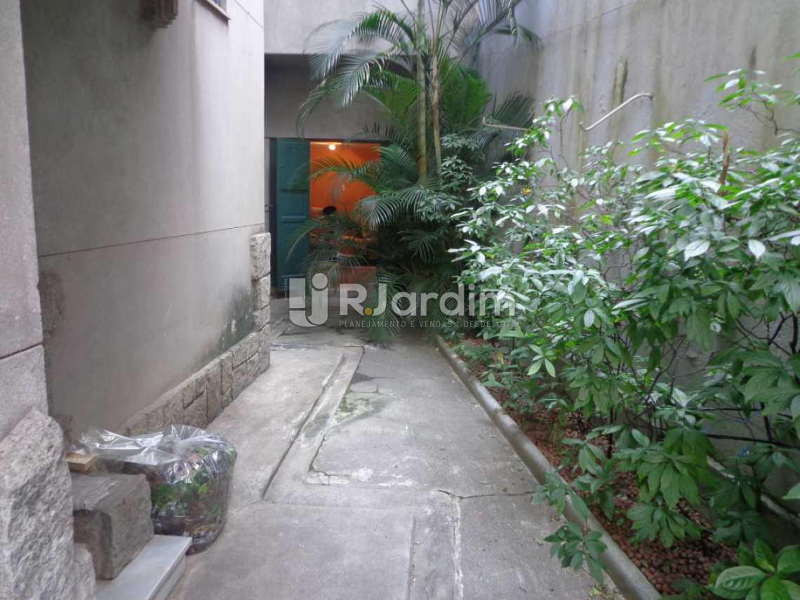 Conheça jardim lateral do imóvel - Casa À VENDA, Jardim Botânico, Rio de Janeiro, RJ - LACA40018 - 24 jardim lateral - Casa À VENDA, Jardim Botânico, Rio de Janeiro, RJ - LACA40018 - 24
