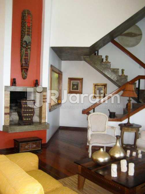 Conheça sala/lareira do imóvel - Casa em Condominio À VENDA, São Conrado, Rio de Janeiro, RJ - LACN50004 - 16 sala/lareira - Casa em Condominio À VENDA, São Conrado, Rio de Janeiro, RJ - LACN50004 - 16