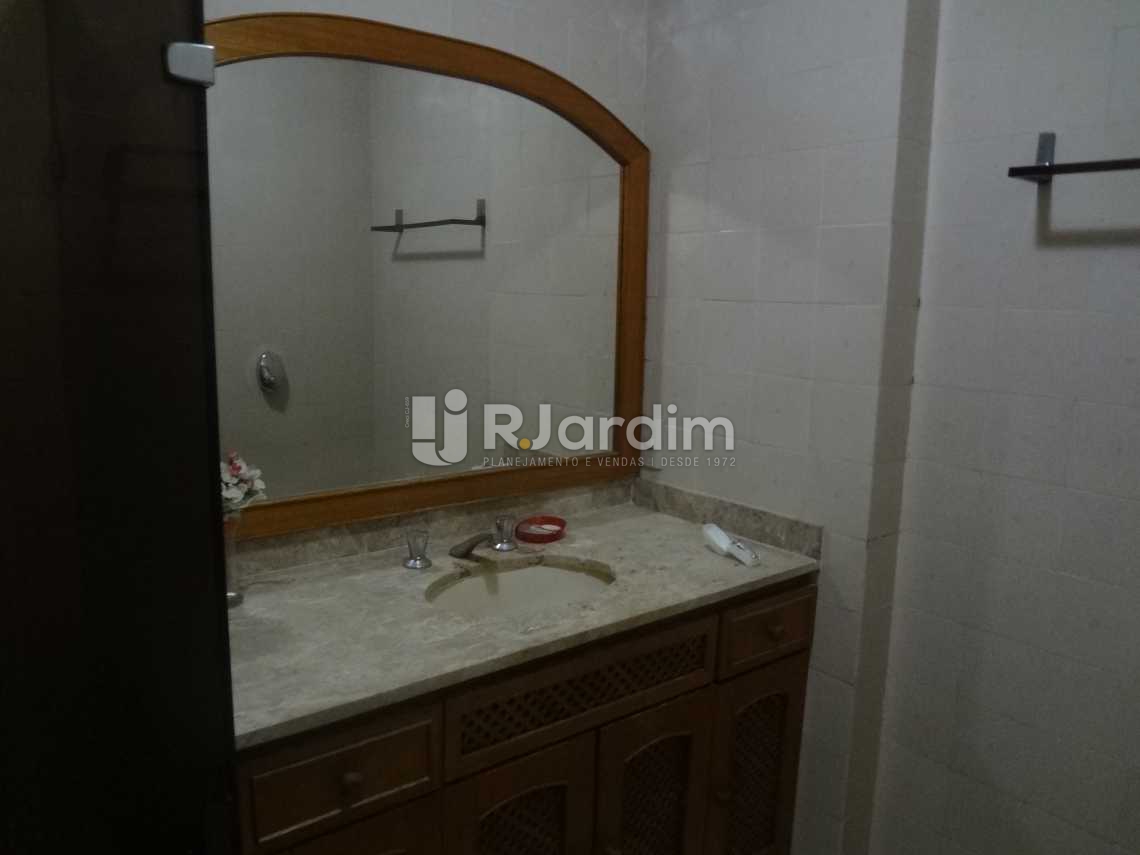 Conheça Banheiro social do imóvel - Compra Venda Avaliação Imóveis Apartamento Gávea 3 Quartos - LAAP30824 - 9 Banheiro social - Compra Venda Avaliação Imóveis Apartamento Gávea 3 Quartos - LAAP30824 - 9