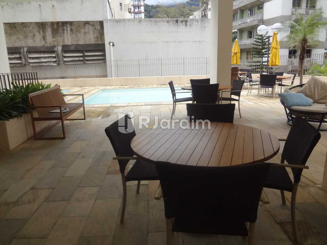 Conheça Estar do play com piscina do imóvel - Compra Venda Avaliação Imóveis Apartamento Gávea 3 Quartos - LAAP30824 - 21 Estar do play com piscina - Compra Venda Avaliação Imóveis Apartamento Gávea 3 Quartos - LAAP30824 - 21