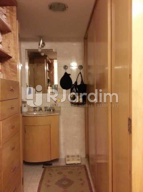 Conheça CLOSET do imóvel - Apartamento / 3 Quartos / Jardim Botânico / Zona Sul / Rio de Janeiro RJ - LAAP30895 - 8 CLOSET - Apartamento / 3 Quartos / Jardim Botânico / Zona Sul / Rio de Janeiro RJ - LAAP30895 - 8
