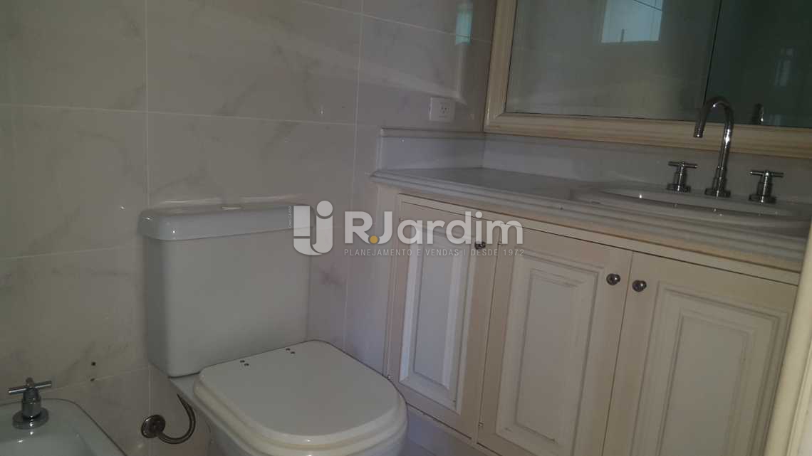 Conheça Banheiro Suíte do imóvel - Apartamento Avenida Epitácio Pessoa,Ipanema, Zona Sul,Rio de Janeiro, RJ À Venda, 5 Quartos, 355m² - LAAP50026 - 15 Banheiro Suíte - Apartamento Avenida Epitácio Pessoa,Ipanema, Zona Sul,Rio de Janeiro, RJ À Venda, 5 Quartos, 355m² - LAAP50026 - 15