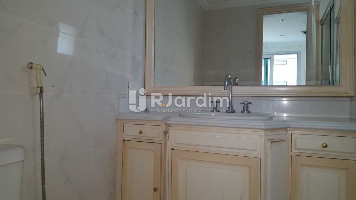 Conheça Banheiro Suíte do imóvel - Apartamento Avenida Epitácio Pessoa,Ipanema, Zona Sul,Rio de Janeiro, RJ À Venda, 5 Quartos, 355m² - LAAP50026 - 19 Banheiro Suíte - Apartamento Avenida Epitácio Pessoa,Ipanema, Zona Sul,Rio de Janeiro, RJ À Venda, 5 Quartos, 355m² - LAAP50026 - 19