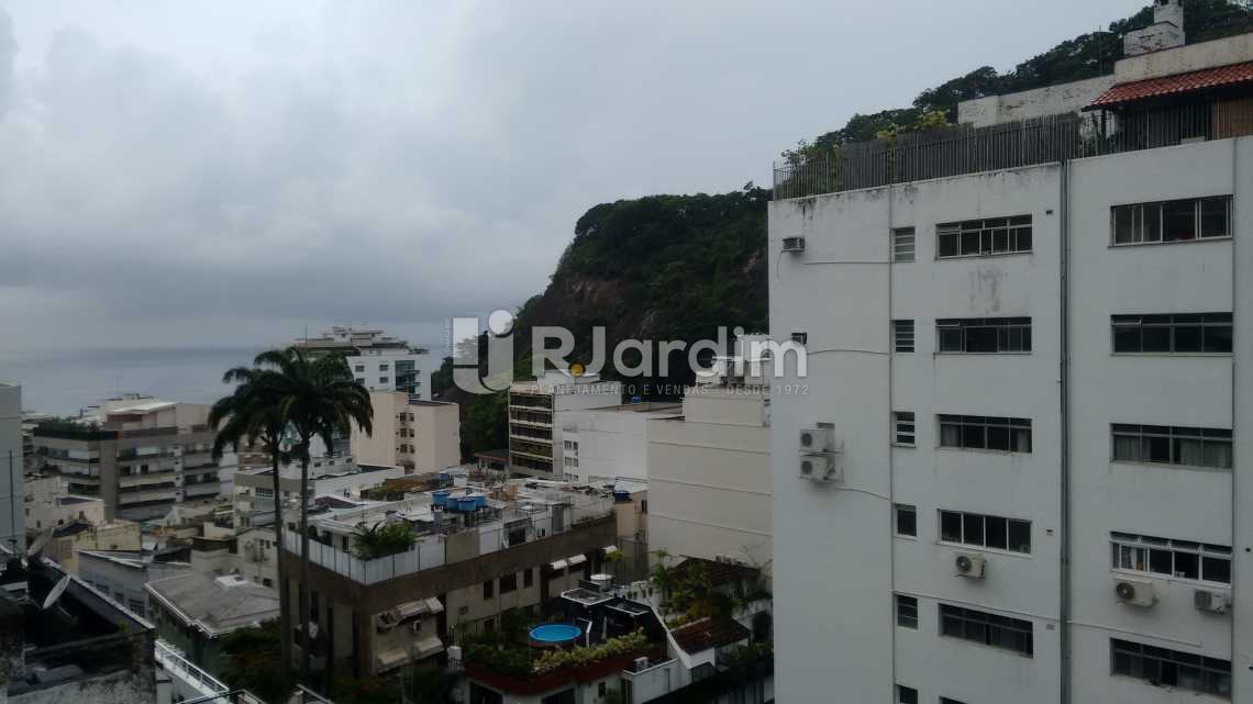 Conheça Vista sala ( Mar/montanhas ) do imóvel - Imóveis Compra Venda Avaliação Apartamento Leblon 3 Quartos - LAAP30943 - 1 Vista sala ( Mar/montanhas ) - Imóveis Compra Venda Avaliação Apartamento Leblon 3 Quartos - LAAP30943 - 1