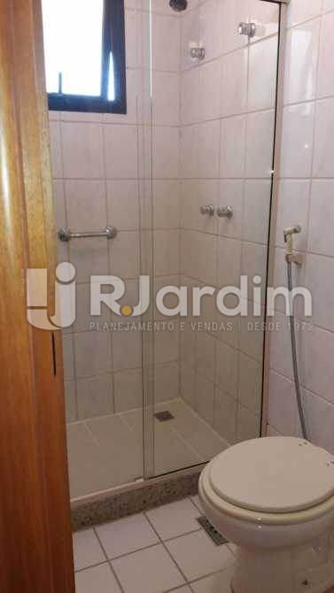 Conheça banheiro do imóvel - Imóveis Aluguel Flat Residencial Copacabana 1 Quarto - LAFL10097 - 23 banheiro - Imóveis Aluguel Flat Residencial Copacabana 1 Quarto - LAFL10097 - 23