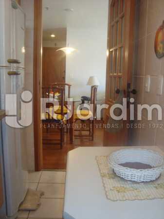Conheça cozinha do imóvel - Imóveis Aluguel Flat Residencial Copacabana 1 Quarto - LAFL10097 - 24 cozinha - Imóveis Aluguel Flat Residencial Copacabana 1 Quarto - LAFL10097 - 24