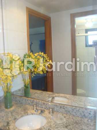Conheça banheiro do imóvel - Imóveis Aluguel Flat Residencial Copacabana 1 Quarto - LAFL10097 - 21 banheiro - Imóveis Aluguel Flat Residencial Copacabana 1 Quarto - LAFL10097 - 21
