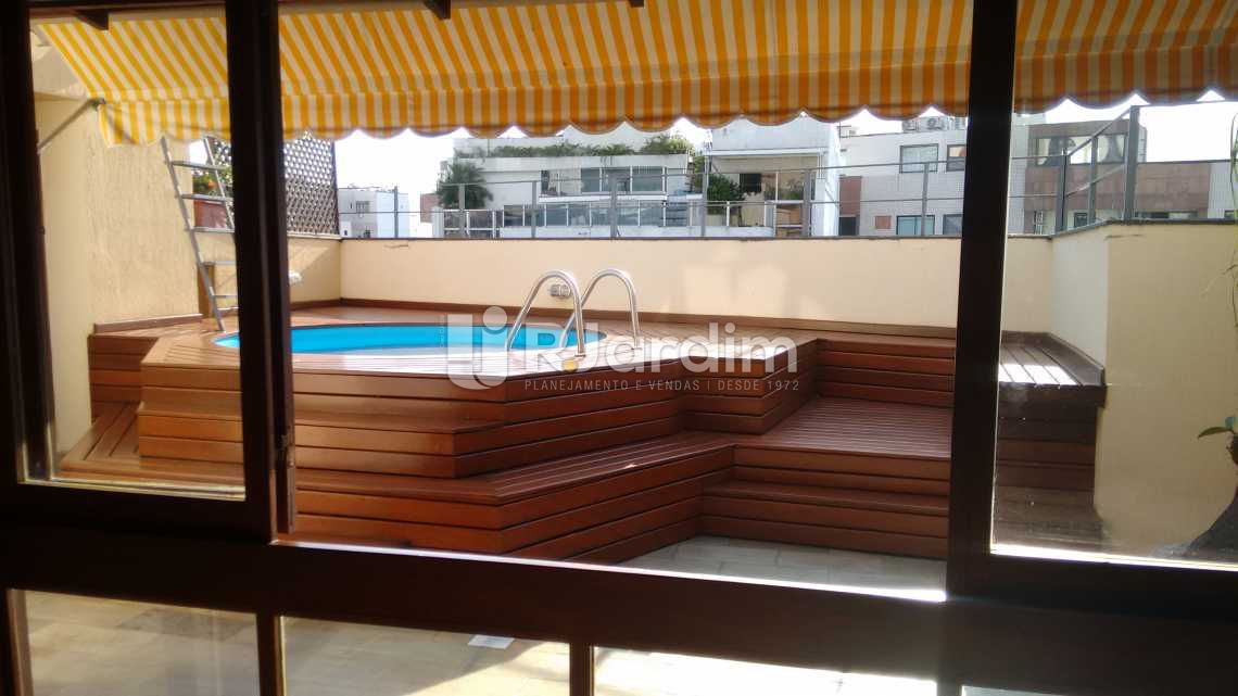 Conheça Piscina / deck do imóvel - Compra Venda Avaliação Imóveis Cobertura Ipanema 3 Quartos - LACO30131 - 9 Piscina / deck - Compra Venda Avaliação Imóveis Cobertura Ipanema 3 Quartos - LACO30131 - 9