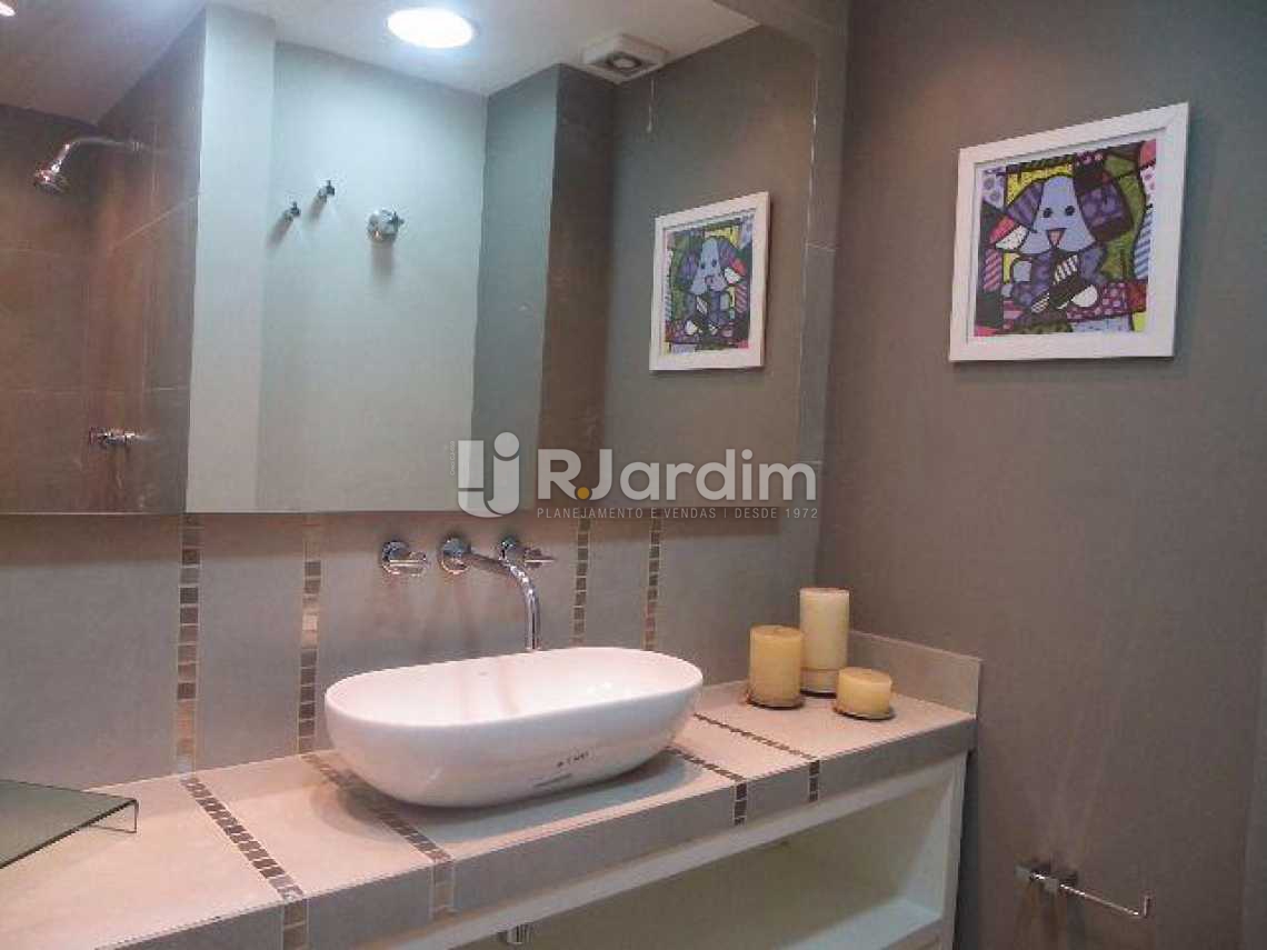 Conheça banheiro todo reformado do imóvel - Apartamento 2 Quartos Copacabana - LAAP20686 - 8 banheiro todo reformado - Apartamento 2 Quartos Copacabana - LAAP20686 - 8