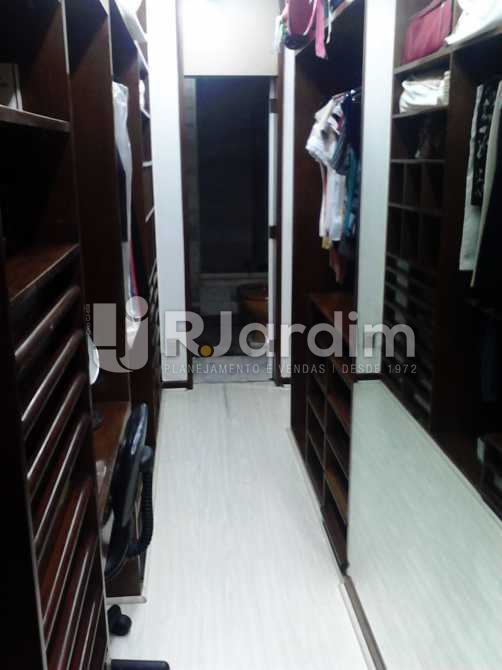 Conheça Closet da suíte do imóvel - Apartamento 3 quartos à venda Copacabana, Zona Sul,Rio de Janeiro - R$ 3.300.000 - LAAP30975 - 18 Closet da suíte - Apartamento 3 quartos à venda Copacabana, Zona Sul,Rio de Janeiro - R$ 3.300.000 - LAAP30975 - 18