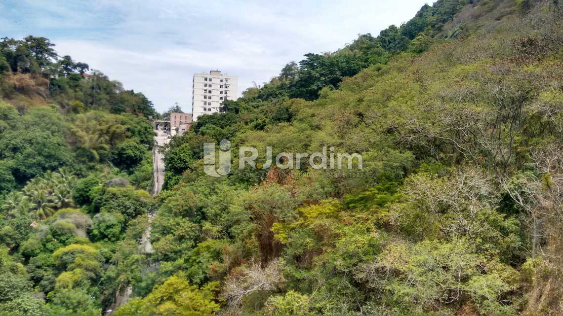 Conheça Vista verde / suíte do imóvel - Imóveis Compra Venda Avaliação Flat Botafogo 3 Quartos - LAFL30003 - 10 Vista verde / suíte - Imóveis Compra Venda Avaliação Flat Botafogo 3 Quartos - LAFL30003 - 10