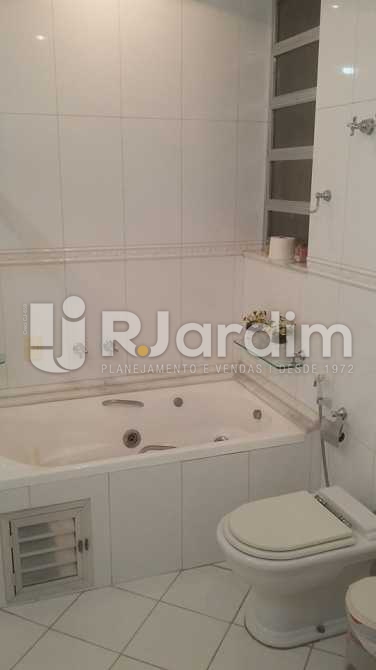 Conheça Banheiro social do imóvel - Apartamento / 3 Quartos / Copacabana - LAAP31039 - 16 Banheiro social - Apartamento / 3 Quartos / Copacabana - LAAP31039 - 16