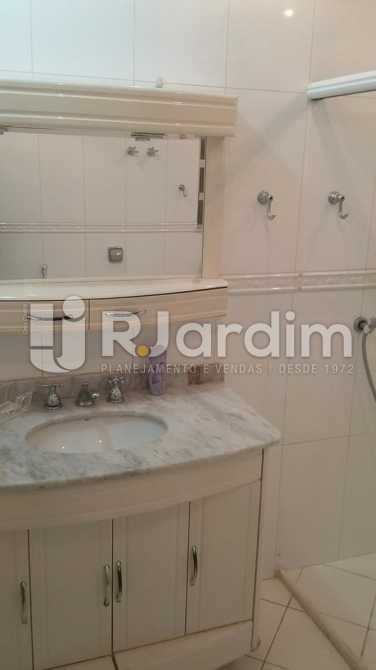 Conheça Banheiro social do imóvel - Apartamento / 3 Quartos / Copacabana - LAAP31039 - 19 Banheiro social - Apartamento / 3 Quartos / Copacabana - LAAP31039 - 19