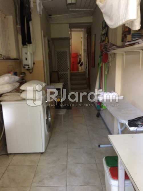 Conheça área de serviço do imóvel - Casa Rua Senador Simonsen,Jardim Botânico, Zona Sul,Rio de Janeiro, RJ À Venda, 6 Quartos, 419m² - LACA60007 - 10 área de serviço - Casa Rua Senador Simonsen,Jardim Botânico, Zona Sul,Rio de Janeiro, RJ À Venda, 6 Quartos, 419m² - LACA60007 - 10