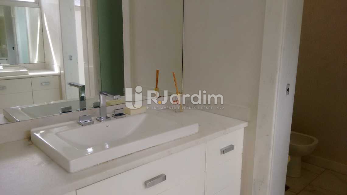 Conheça banheiro do imóvel - Imóveis Aluguel Apartamento São Conrado 4 Quartos - LAAP40456 - 17 banheiro - Imóveis Aluguel Apartamento São Conrado 4 Quartos - LAAP40456 - 17