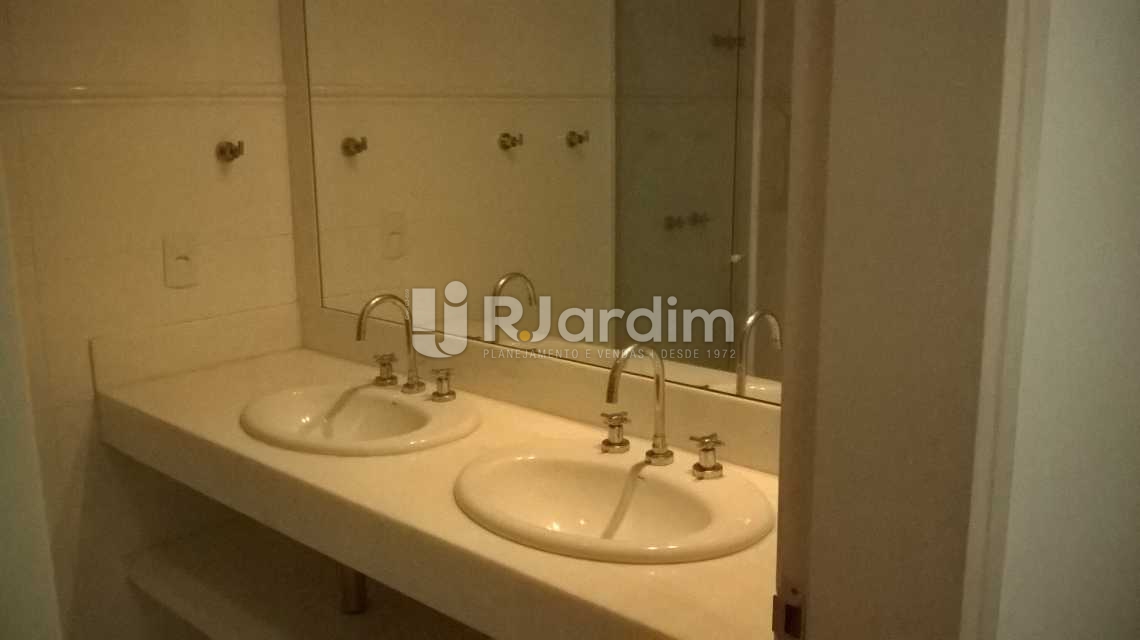 Conheça 18 WC Suíte 2 do imóvel - Apartamento Padrão Residencial 4 Quartos Copacabana Zona Sul Rio de Janeiro RJ - LAAP40478 - 21 18 WC Suíte 2 - Apartamento Padrão Residencial 4 Quartos Copacabana Zona Sul Rio de Janeiro RJ - LAAP40478 - 21