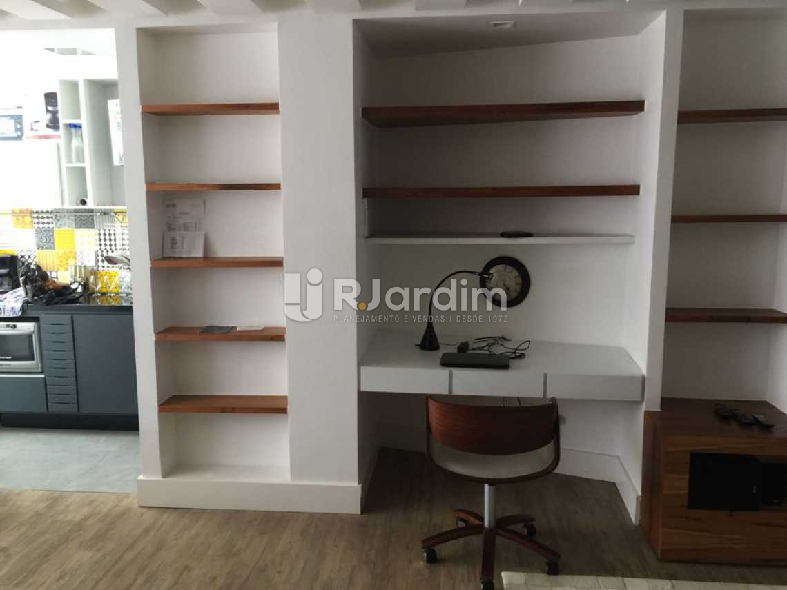Conheça Sala / estante do imóvel - Flat À VENDA, Leblon, Rio de Janeiro, RJ - LAFL10042 - 5 Sala / estante - Flat À VENDA, Leblon, Rio de Janeiro, RJ - LAFL10042 - 5