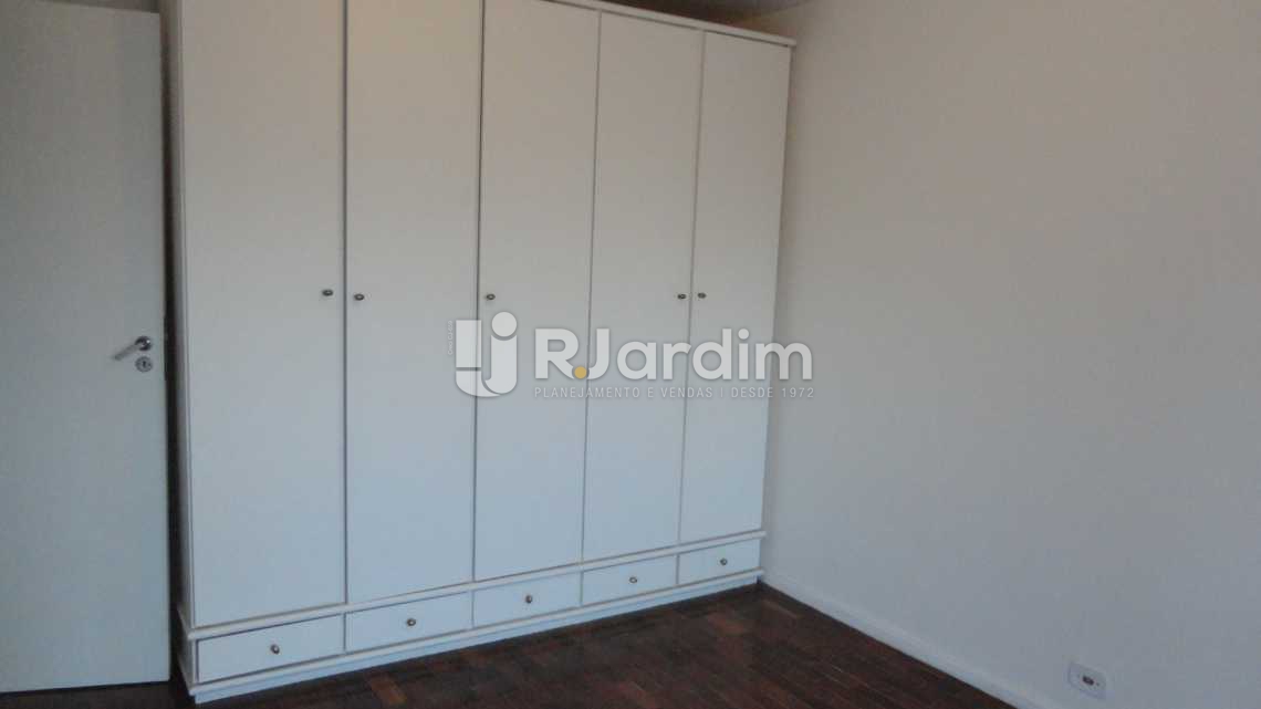 Conheça Quarto com armários do imóvel - Imóveis Aluguel Humaitá 2 Quartos - LAAP20819 - 11 Quarto com armários - Imóveis Aluguel Humaitá 2 Quartos - LAAP20819 - 11
