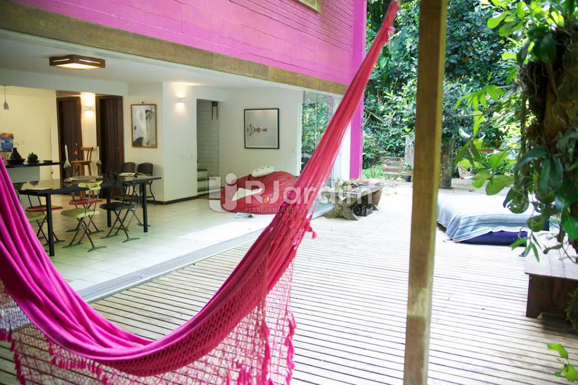 Conheça salão/deck do imóvel - Casa em Condomínio Triplex Residencial São Conrado 4 Quartos - LACN40009 - 6 salão/deck - Casa em Condomínio Triplex Residencial São Conrado 4 Quartos - LACN40009 - 6