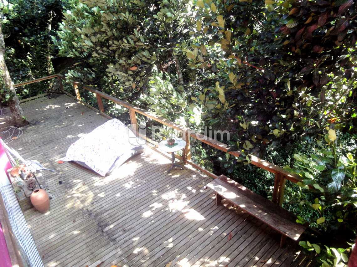 Conheça deck/ mata atlantica do imóvel - Casa em Condomínio Triplex Residencial São Conrado 4 Quartos - LACN40009 - 15 deck/ mata atlantica - Casa em Condomínio Triplex Residencial São Conrado 4 Quartos - LACN40009 - 15