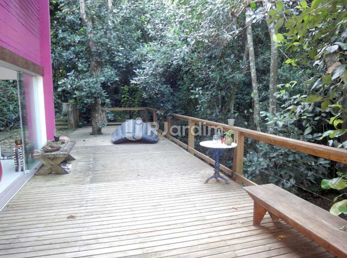 Conheça deck /primeiro piso do imóvel - Casa em Condomínio Triplex Residencial São Conrado 4 Quartos - LACN40009 - 7 deck /primeiro piso - Casa em Condomínio Triplex Residencial São Conrado 4 Quartos - LACN40009 - 7