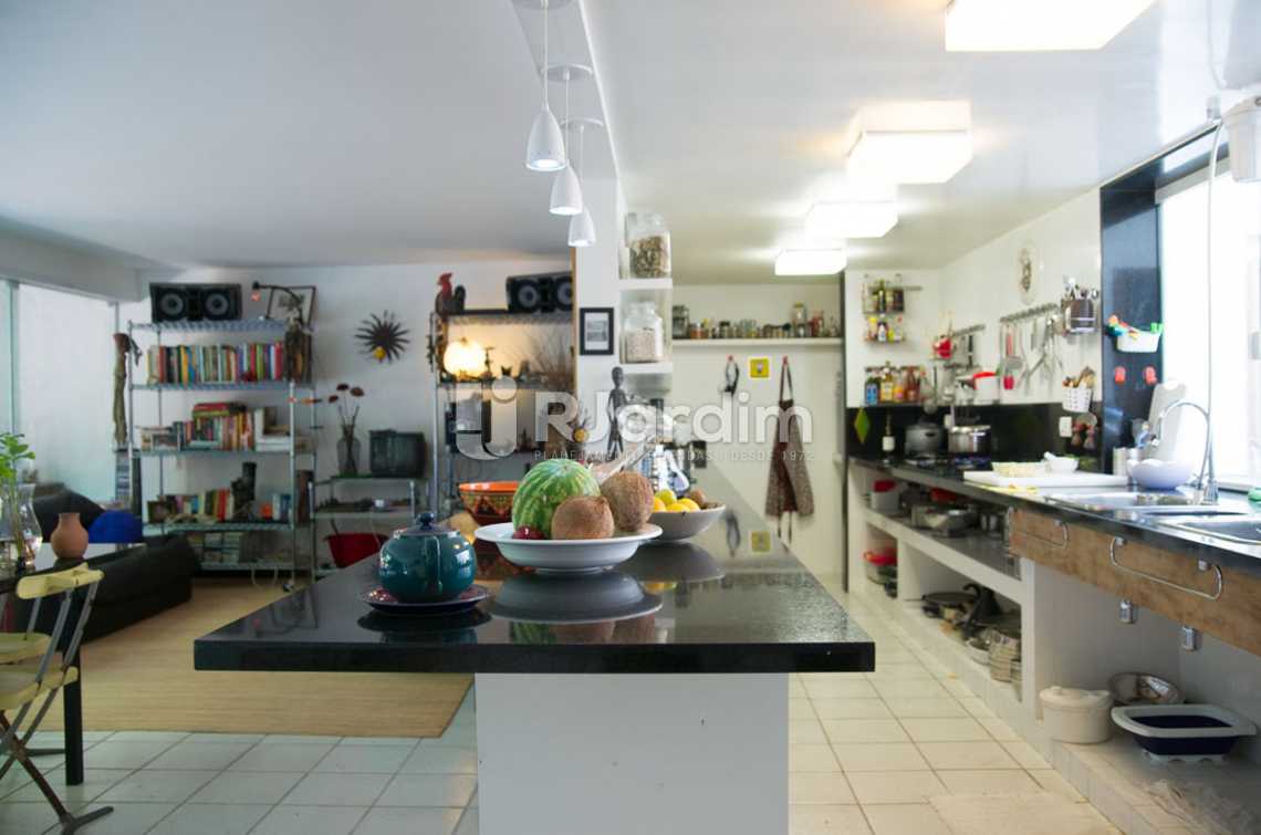 Conheça salão/cozinha do imóvel - Casa em Condomínio Triplex Residencial São Conrado 4 Quartos - LACN40009 - 14 salão/cozinha - Casa em Condomínio Triplex Residencial São Conrado 4 Quartos - LACN40009 - 14