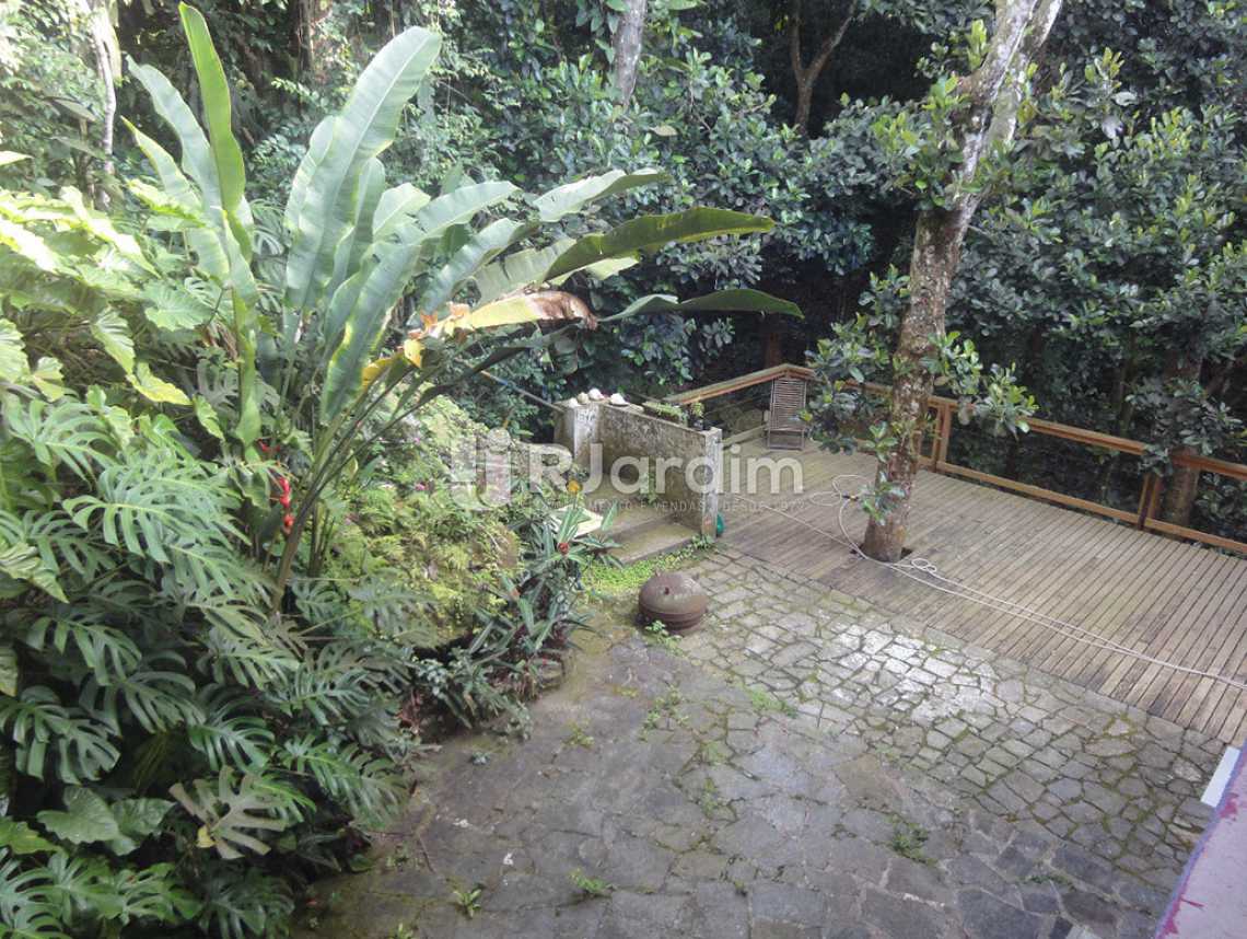 Conheça deck / mata atlantica do imóvel - Casa em Condomínio Triplex Residencial São Conrado 4 Quartos - LACN40009 - 13 deck / mata atlantica - Casa em Condomínio Triplex Residencial São Conrado 4 Quartos - LACN40009 - 13