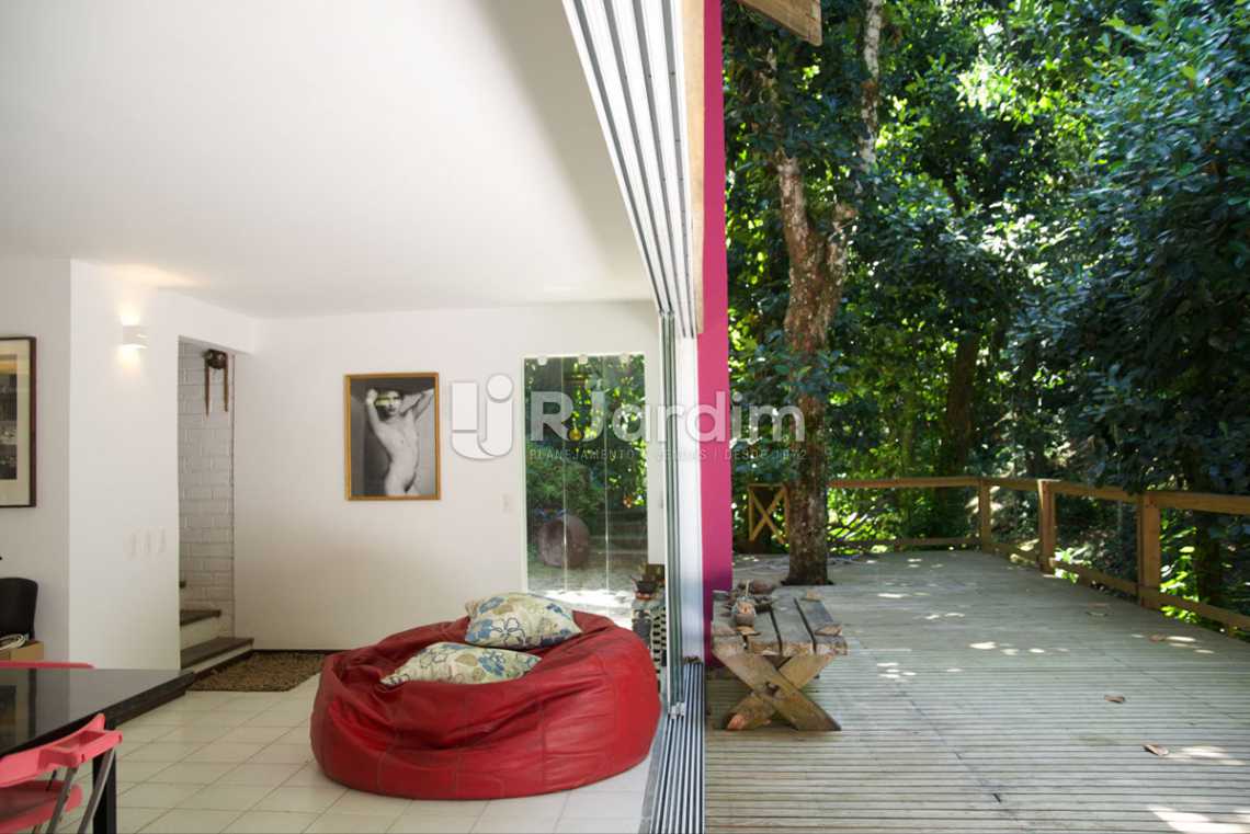 Conheça salão/deck do imóvel - Casa em Condomínio Triplex Residencial São Conrado 4 Quartos - LACN40009 - 9 salão/deck - Casa em Condomínio Triplex Residencial São Conrado 4 Quartos - LACN40009 - 9