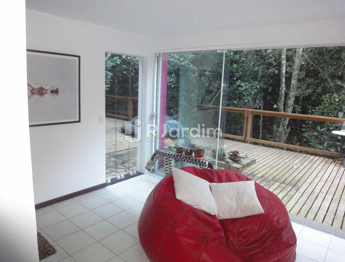 Conheça salão /deck do imóvel - Casa em Condomínio Triplex Residencial São Conrado 4 Quartos - LACN40009 - 10 salão /deck - Casa em Condomínio Triplex Residencial São Conrado 4 Quartos - LACN40009 - 10