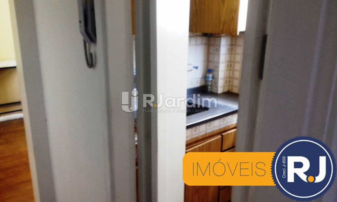 Conheça ENTRADA DA COZINHA LATERAL do imóvel - Imóveis Compra e Venda Laranjeiras 1 Quarto - LAAP10209 - 12 ENTRADA DA COZINHA LATERAL - Imóveis Compra e Venda Laranjeiras 1 Quarto - LAAP10209 - 12