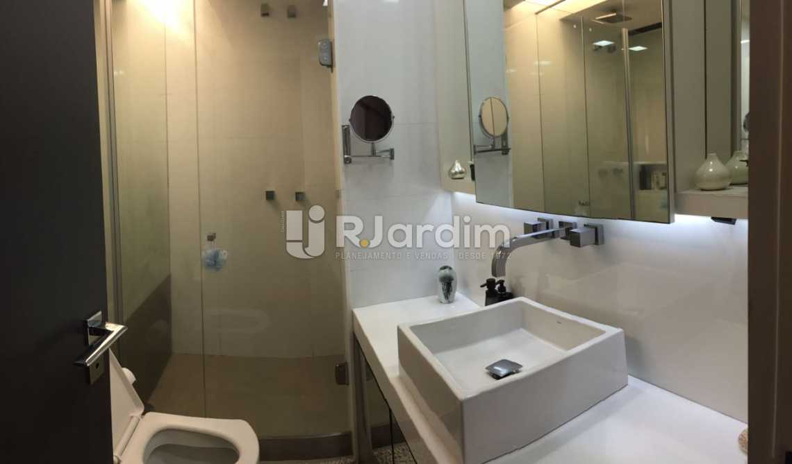 Conheça Banheiro Social Completo do imóvel - Apartamento Residencial Copacabana - LAAP31241 - 11 Banheiro Social Completo - Apartamento Residencial Copacabana - LAAP31241 - 11