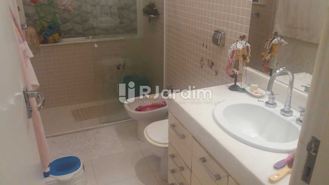 Conheça Banheiro social do imóvel - Imóveis Compra e Venda Copacabana 3 Quartos - LAAP31258 - 16 Banheiro social - Imóveis Compra e Venda Copacabana 3 Quartos - LAAP31258 - 16