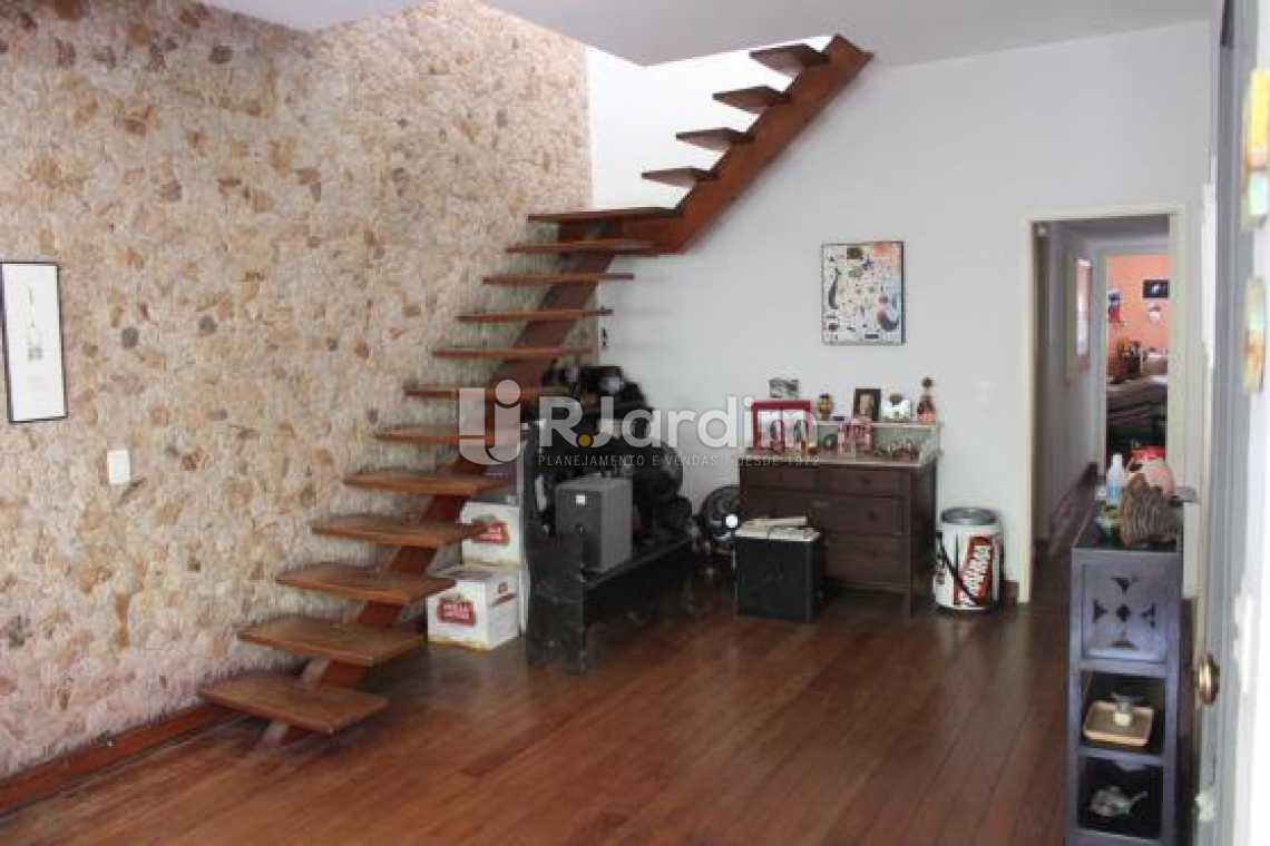 Conheça Escada linear do imóvel - Cobertura na Quadra da Praia, Leblon, Rio de Janeiro - LACO30178 - 6 Escada linear - Cobertura na Quadra da Praia, Leblon, Rio de Janeiro - LACO30178 - 6